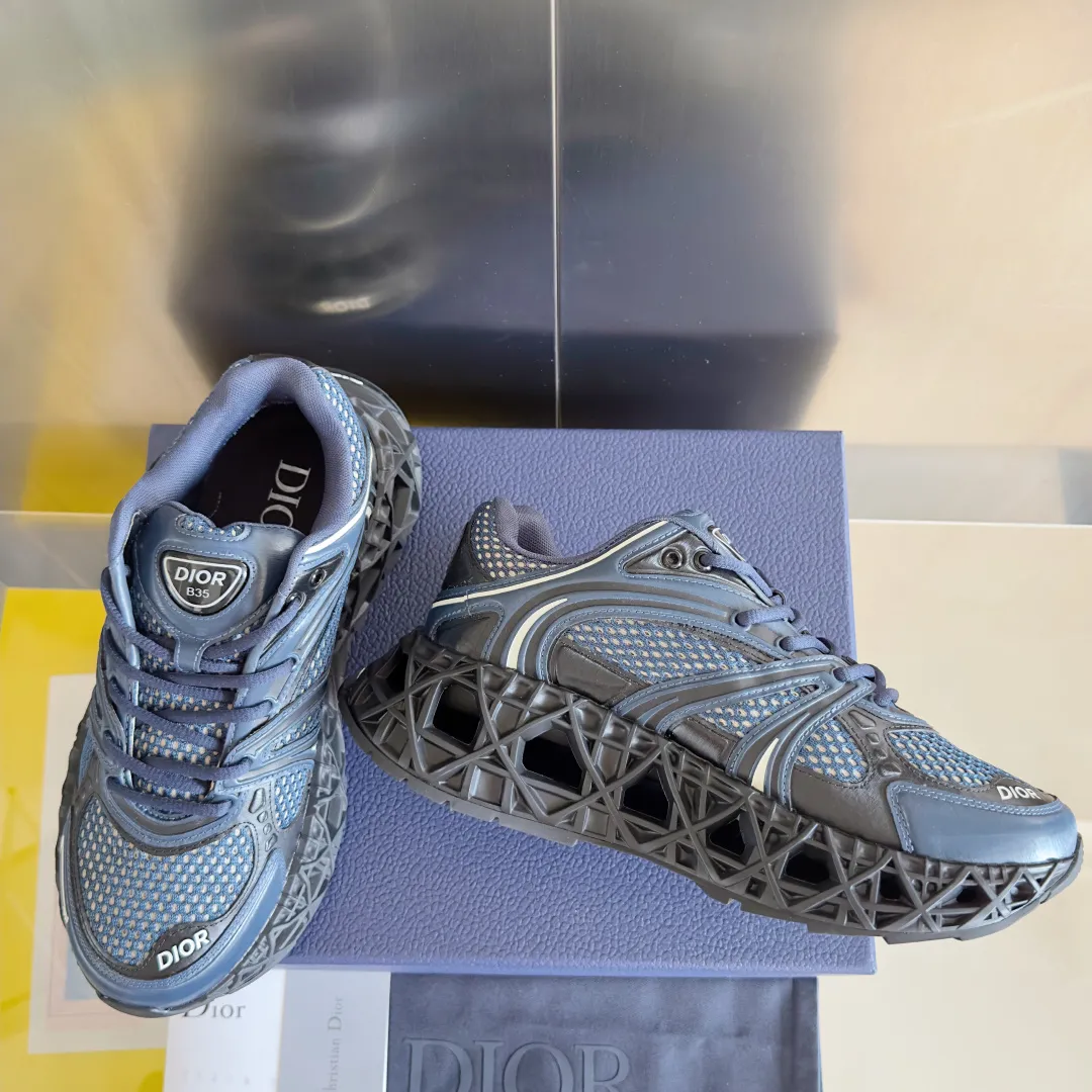 【DIOR】P:800💰 Men's 39-44. (Male 45.46 custom-made) Dior kawa Dior joint 2025ss casual sports shoes‼ ️ Reinterpret running shoes with dior’s haute couture style. b35 is made of fine-textured leather and mesh fabric materials. It can be worn in all seasons, is comfortable and breathable, and has many lines on the shoe body to outline details. It has a full retro three-dimensional feel and can create a casual look all year round!